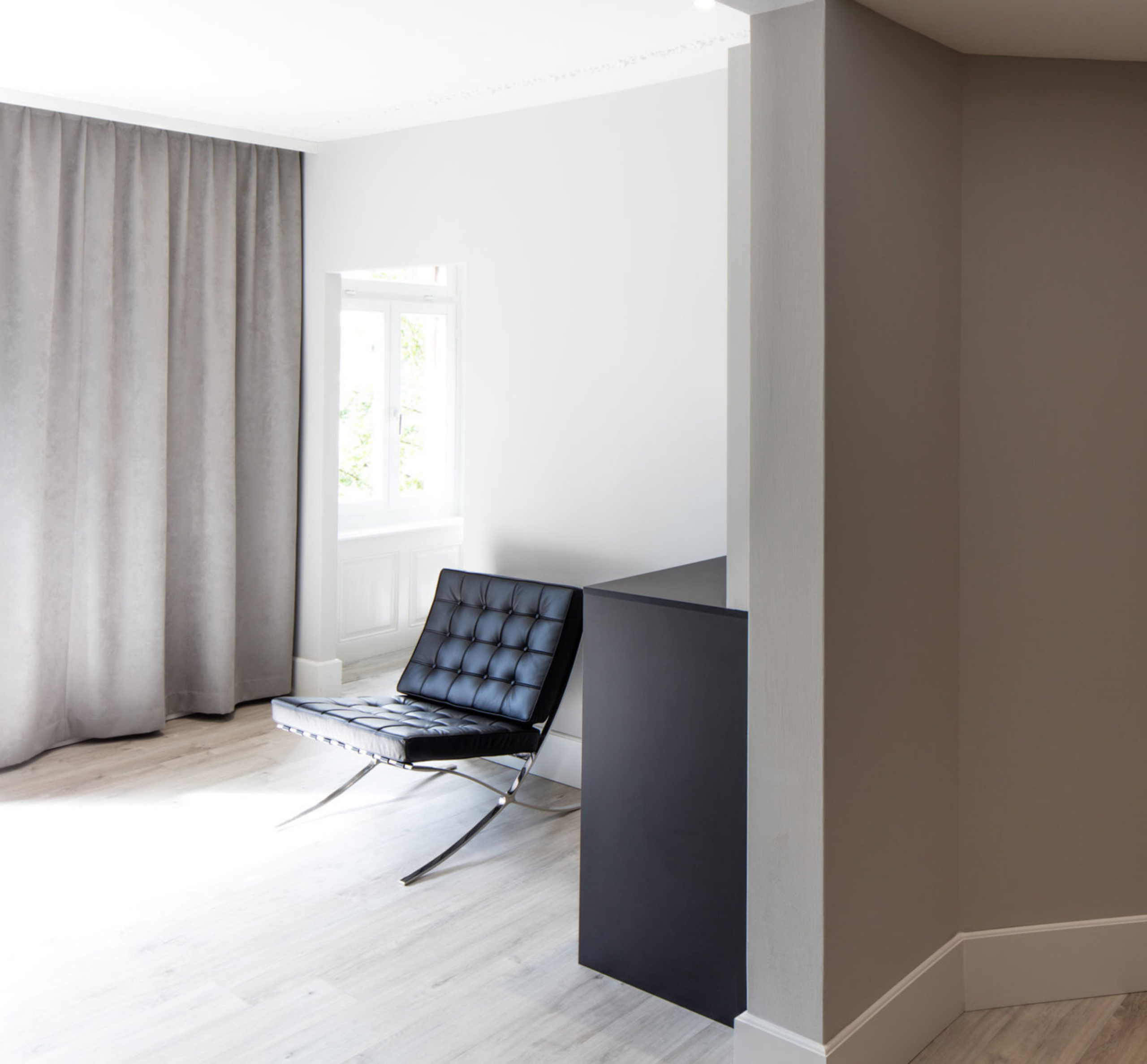 coiffeur-luzern-theapartment-hair-hairstyling-sofa-sessel-vorhang