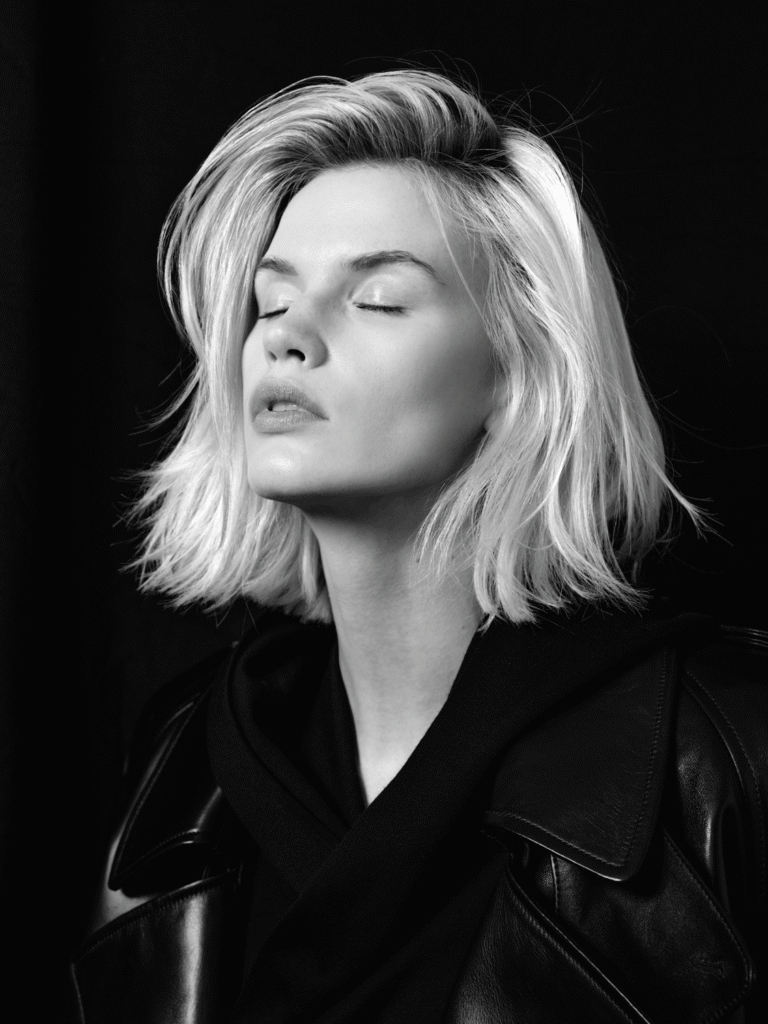 coiffeur-luzern-frau-blond-geschlossene-augen-hairstyling