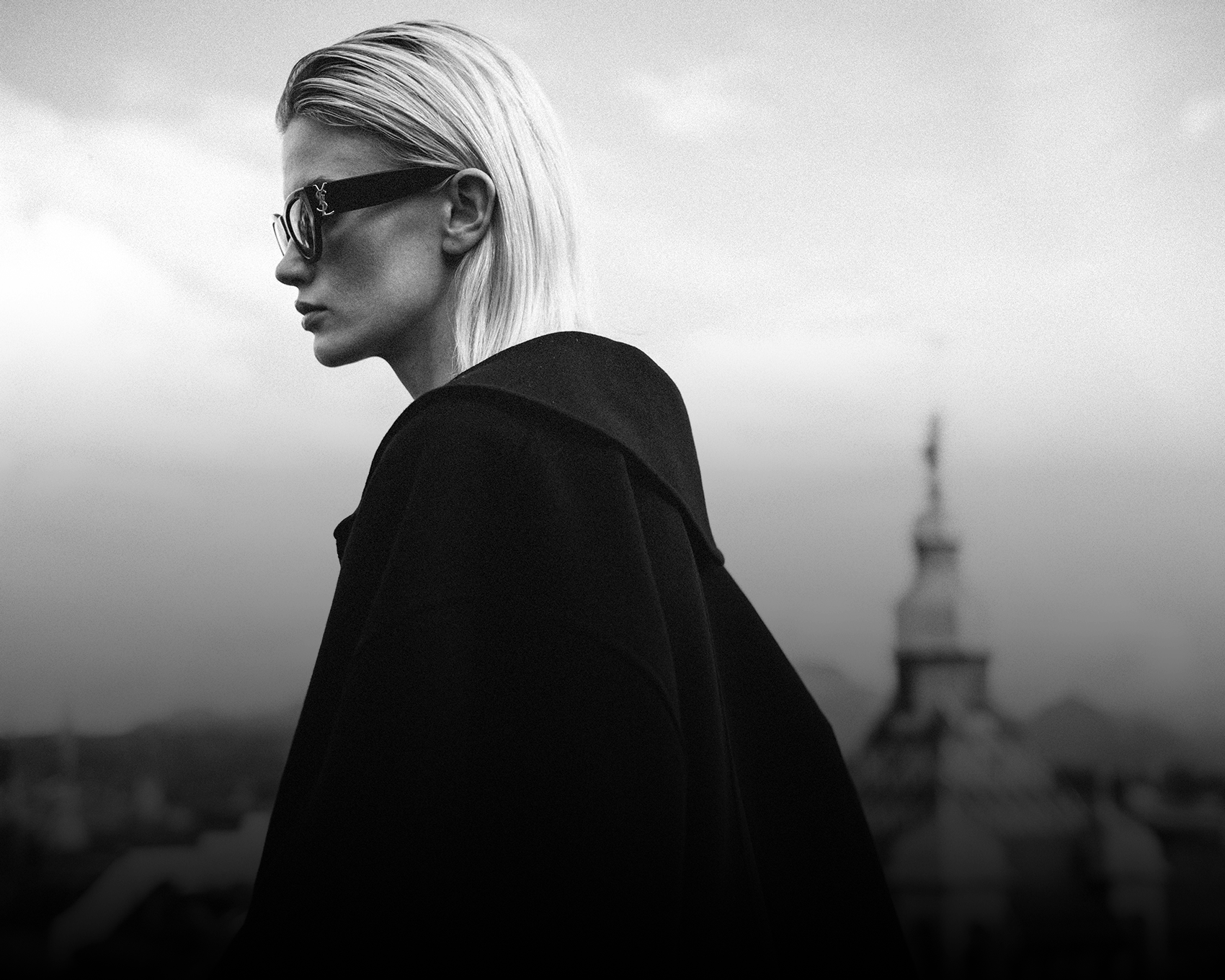 coiffeur-luzern-frau-blond-sonnenbrille-schwarzweiss
